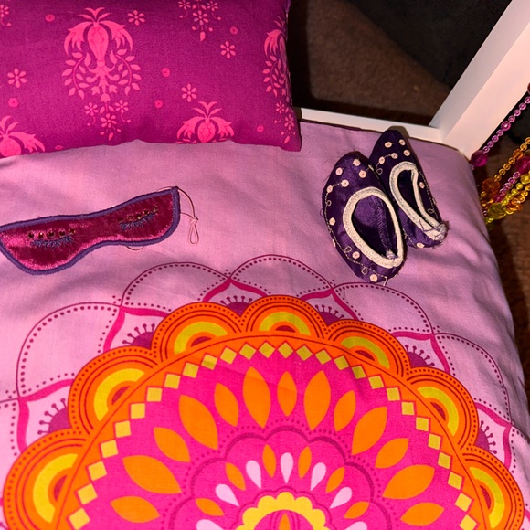 American Girl Doll Julie’s Classic Retired 70's Groovy Canopy Bed, Bedding & PJs - Picture 7 of 10